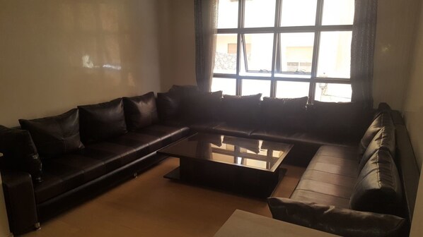 Leilighet, 3 soverom | Oppholdsområde | En 42-tommers plasma-TV med Parabol-TV samt TV