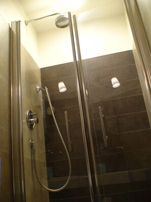 Shower, towels - Cervia - The Hostel (Rome)