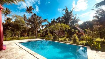 Piscine extérieure, chaises longues