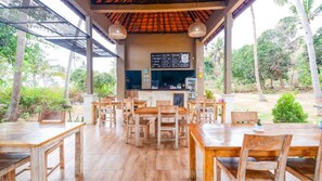 Der serveres morgenmad, frokost og lokale og internationale retter