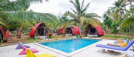 Piscine extérieure, chaises longues