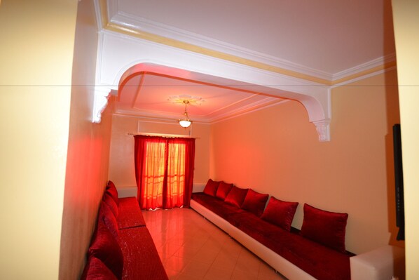 Appartement, 2 slaapkamers | Woonruimte | Een 32-inch smart-tv met kabelzenders en een televisie