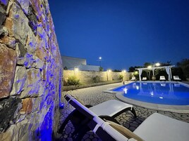 Una piscina al aire libre, una piscina en la azotea, sombrillas