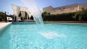 Piscina all'aperto, una piscina in terrazza, ombrelloni da piscina