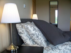 Tabla de planchar con plancha, wifi gratis y ropa de cama 