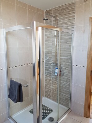 Family Room, Valley View (Quadruple): Breakfast NOT included | Bathroom shower - Blackberry Lodge Accommodation (Doolin)
