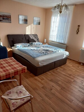 2 habitaciones, tabla de planchar con plancha, cuna de viaje y wifi