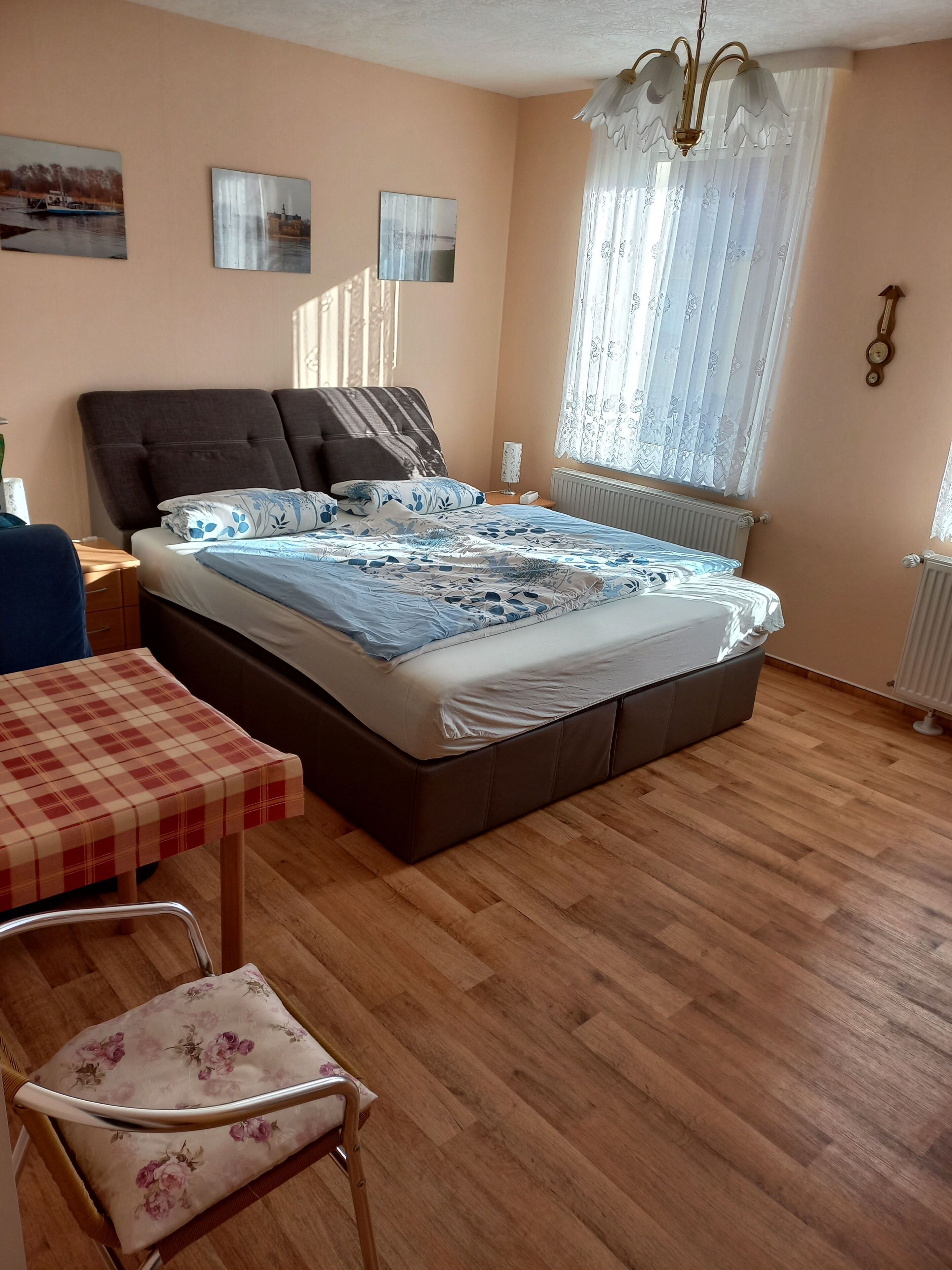 2 slaapkamers, een strijkplank/strijkijzer, reisbedje, wifi