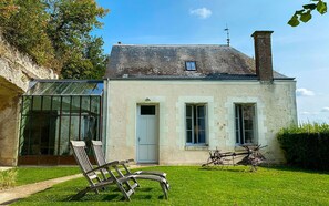 Family Suite (Annexe) | Individually furnished, blackout curtains, soundproofing, free WiFi