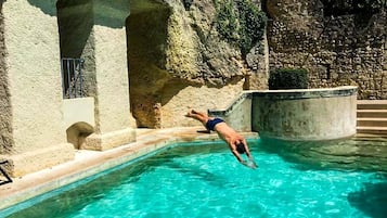 Una piscina al aire libre de temporada