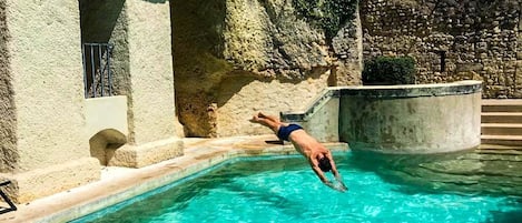 Una piscina al aire libre de temporada