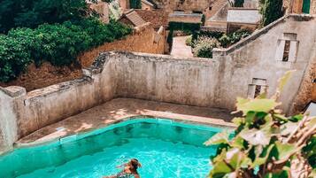 Una piscina al aire libre de temporada
