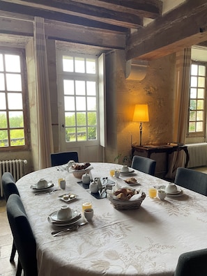 Daily continental breakfast (EUR 17 per person)