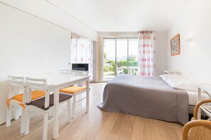 Family Studio, Partial Sea View | Living area