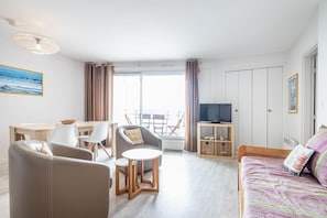 Apartment, 2 Bedrooms, Terrace, Sea View (n° 802) | Living area