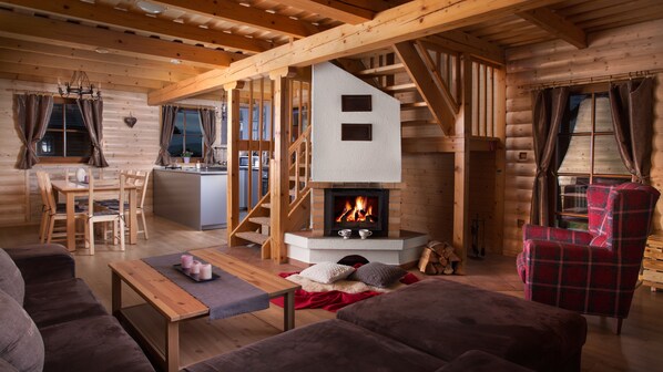 Chalet Confort, 3 chambres | Aire de séjour | Téléviseur à écran plat, foyer