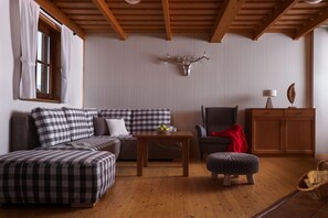 Comfort Chalet, 3 Bedrooms | Living area | Flat-screen TV, fireplace