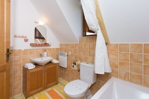 Comfort Chalet, 3 Bedrooms | Bathroom | Separate tub and shower, designer toiletries, hair dryer, towels
