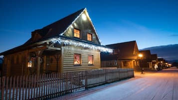 Fassade der Unterkunft – Abend/Nacht