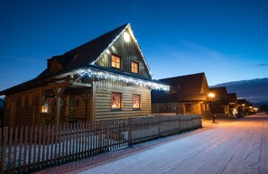 Façade de l’hébergement  – soirée/nuit