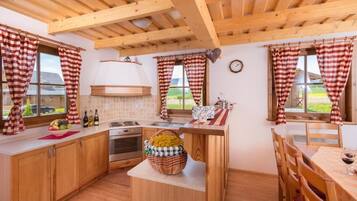 Comfort Chalet, 3 Bedrooms | Private kitchen | Fridge, microwave, oven, stovetop