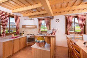 Chalet Confort, 3 habitaciones | Cocina privada | Refrigerador, microondas, horno y parrilla de estufa 