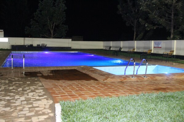 Piscina all'aperto, ombrelloni da piscina, lettini