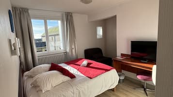 Superior tweepersoonskamer | Individueel gedecoreerd, individueel gemeubileerd, een bureau