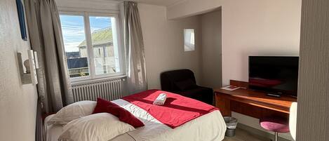 Superior Double Room | Individually decorated, individually furnished, desk, blackout drapes