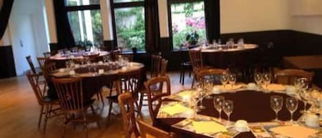 Se sirven comidas, cenas y cocina francesa