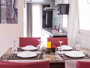 Breakfast, lunch and dinner served - Red Mango Apartment Hotel (Sekondi-Takoradi)