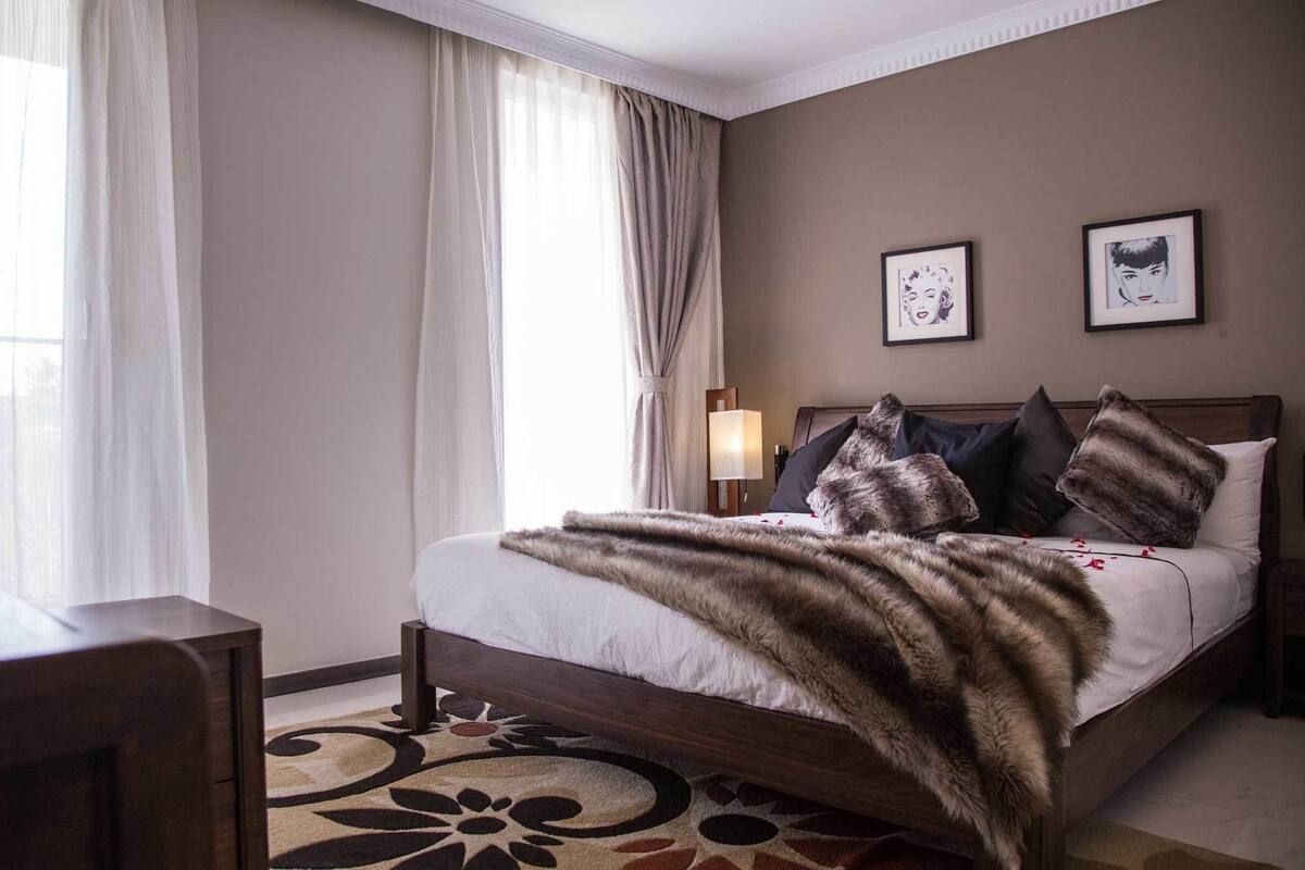 Ein Hotelzimmer mit Bett, Schreibtisch und Stuhl.