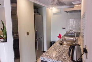 冰箱、微波炉（如有要求）、茶具/咖啡用具、电热水壶