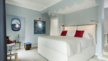 Quarto casal luxo, vista para a cidade | Frigobar, cofres nos quartos, individualmente decorados