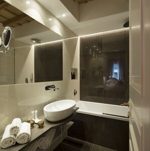 Free toiletries, hair dryer, slippers, towels - Palazzo Caruso (Rome)