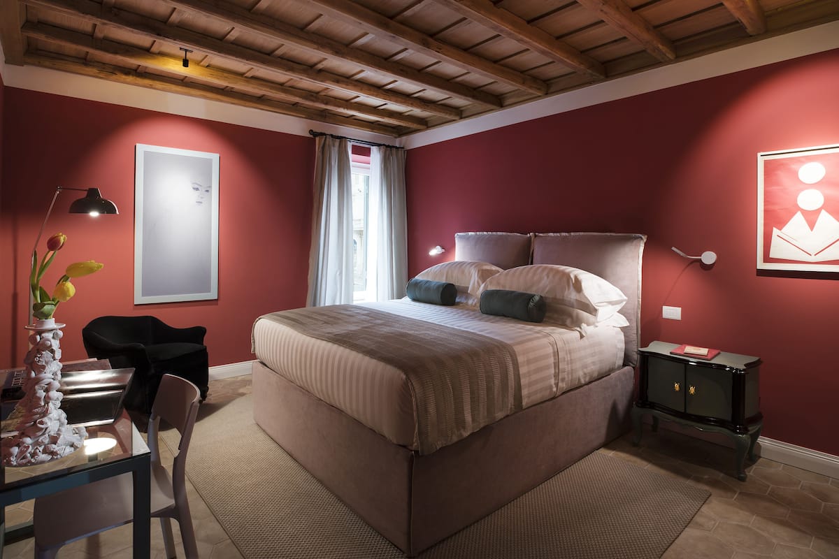 1 kamar tidur, minibar, brankas, dan didekorasi berbeda-beda