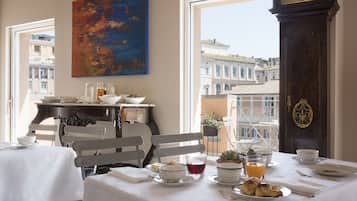 Petit déjeuner buffet (20 EUR par personne)