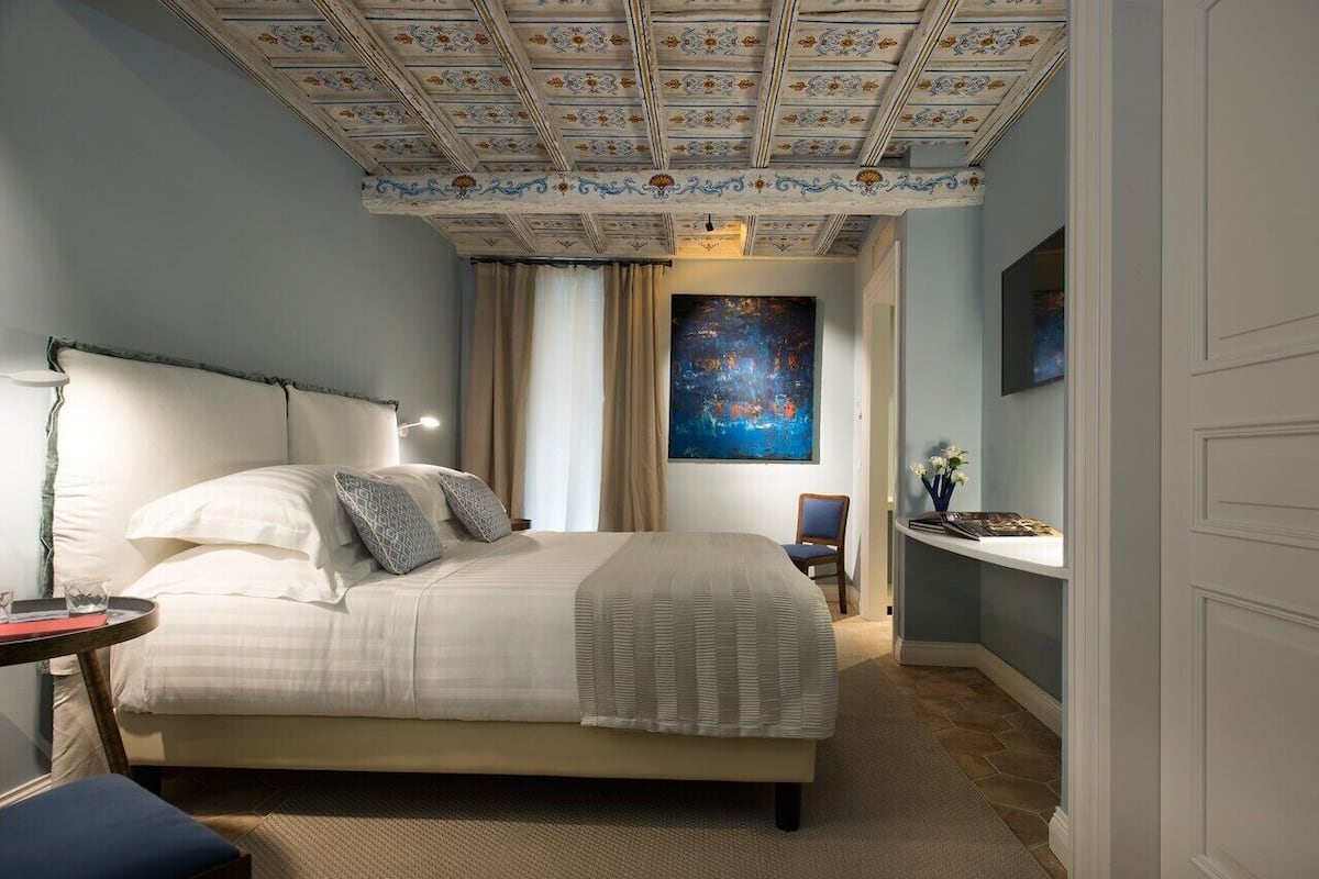 1 kamar tidur, minibar, brankas, dan didekorasi berbeda-beda