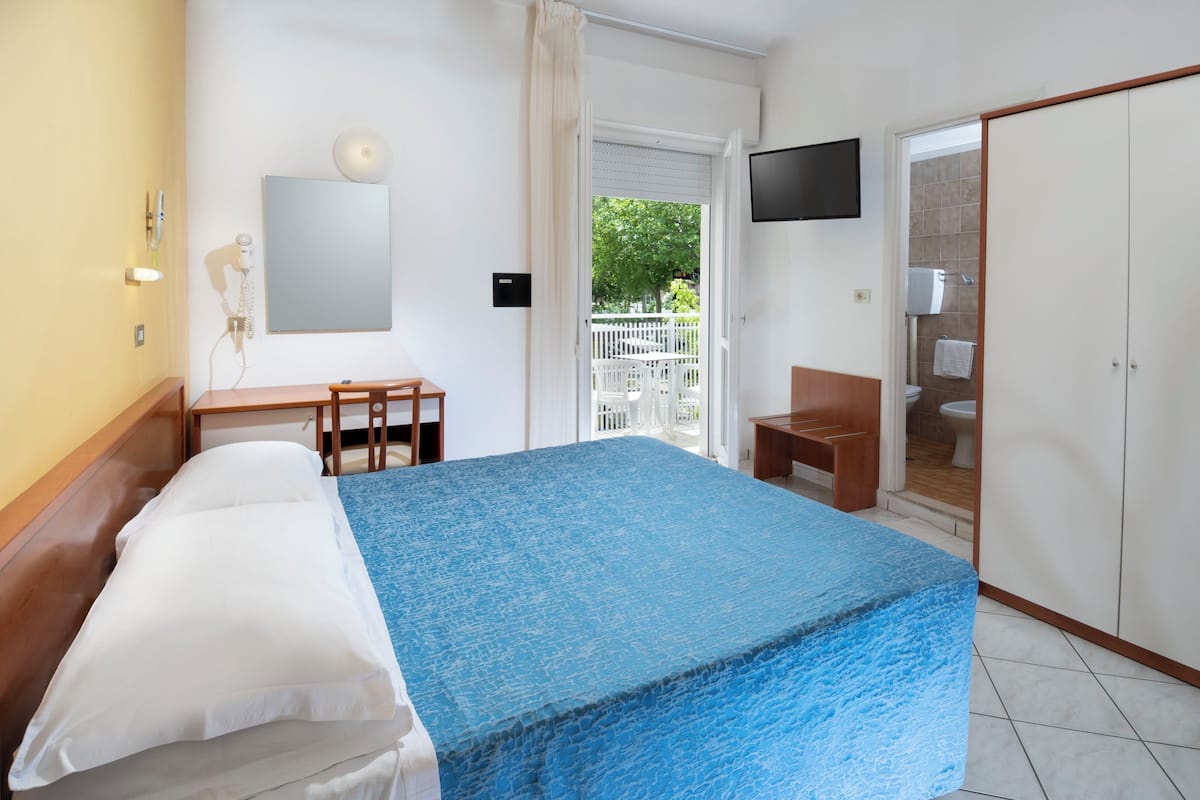 In-room safe, desk, cribs/infant beds, free WiFi