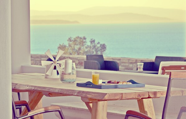 In-room dining - Mastiha Villas (Chios)