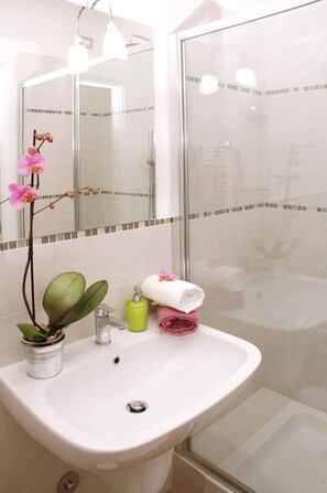 Chambre classique double ou avec lits jumeaux | Salle de bain | Douche, articles de toilette (gratuits), séchoir à cheveux