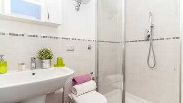 Classic Double or Twin Room | Bathroom | Shower, free toiletries, hair dryer, towels