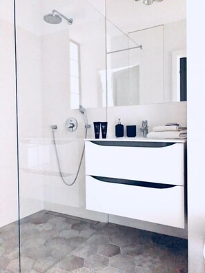 Deluxe-Apartment, 1 Schlafzimmer, Gartenblick | Badezimmer | Dusche, kostenlose Toilettenartikel, Haartrockner, Handtücher