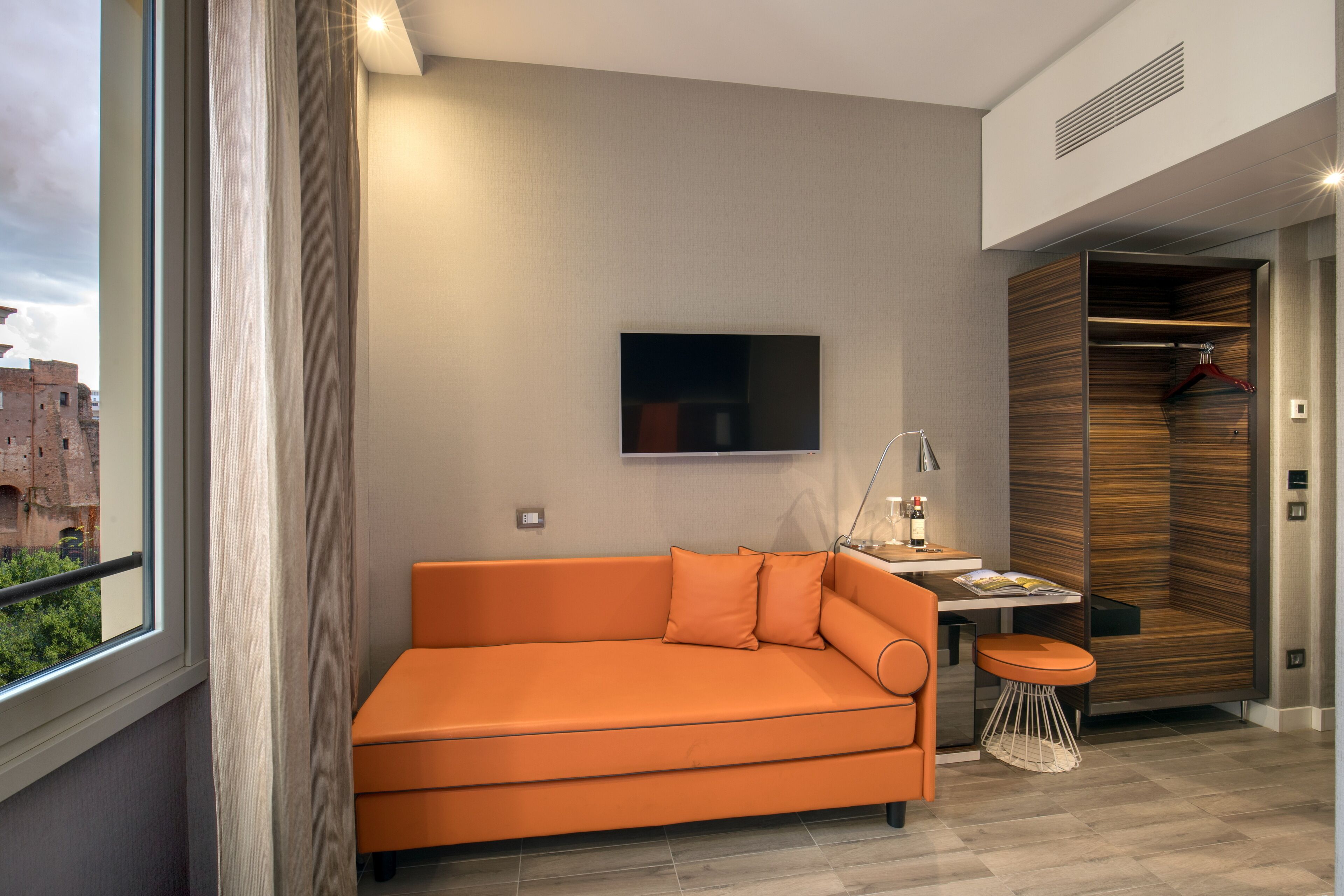 deluxe room | minibar, in-room safe, desk, soundproofing