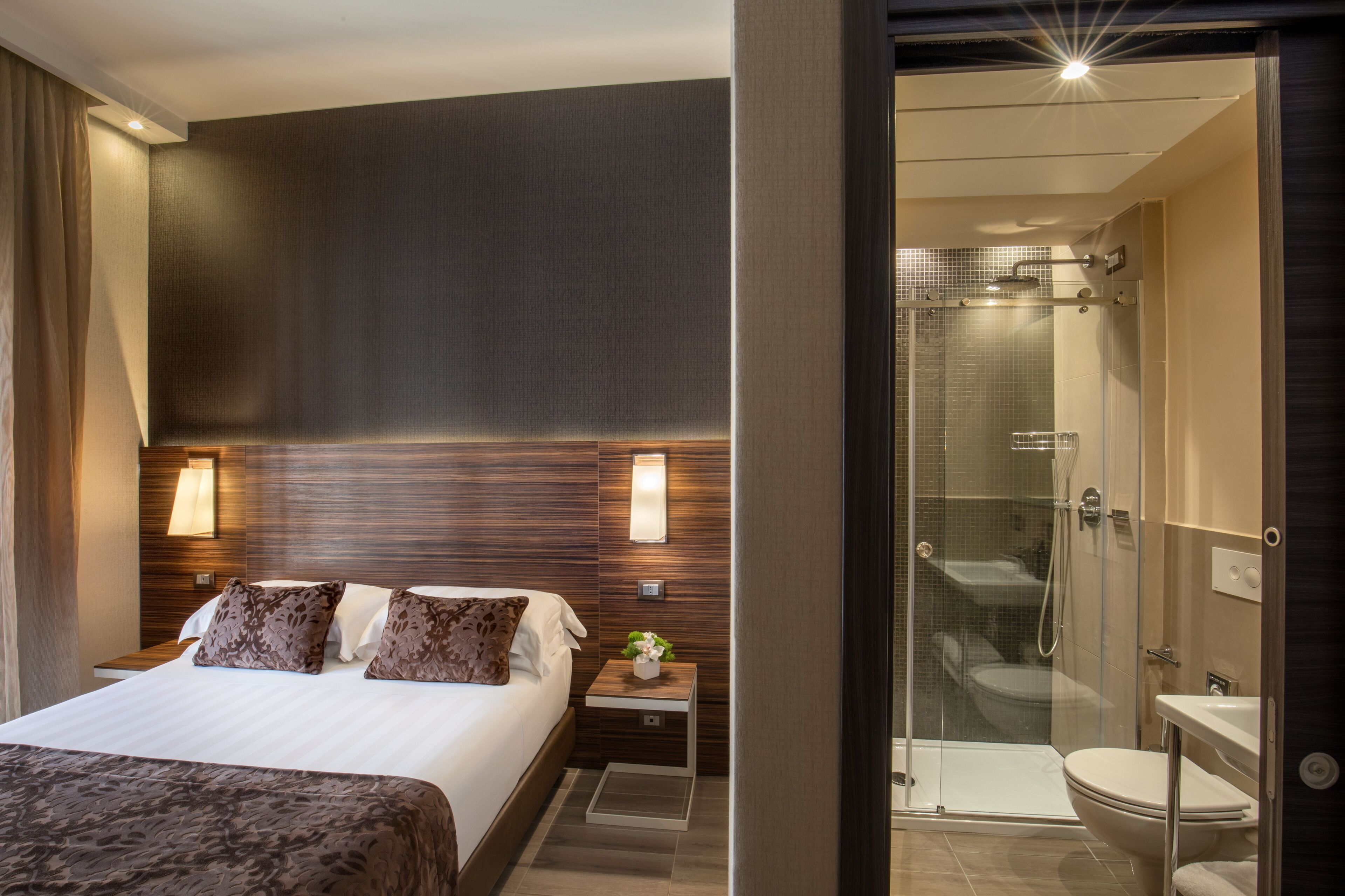 basic room, 1 double bed | minibar, in-room safe, desk, soundproofing