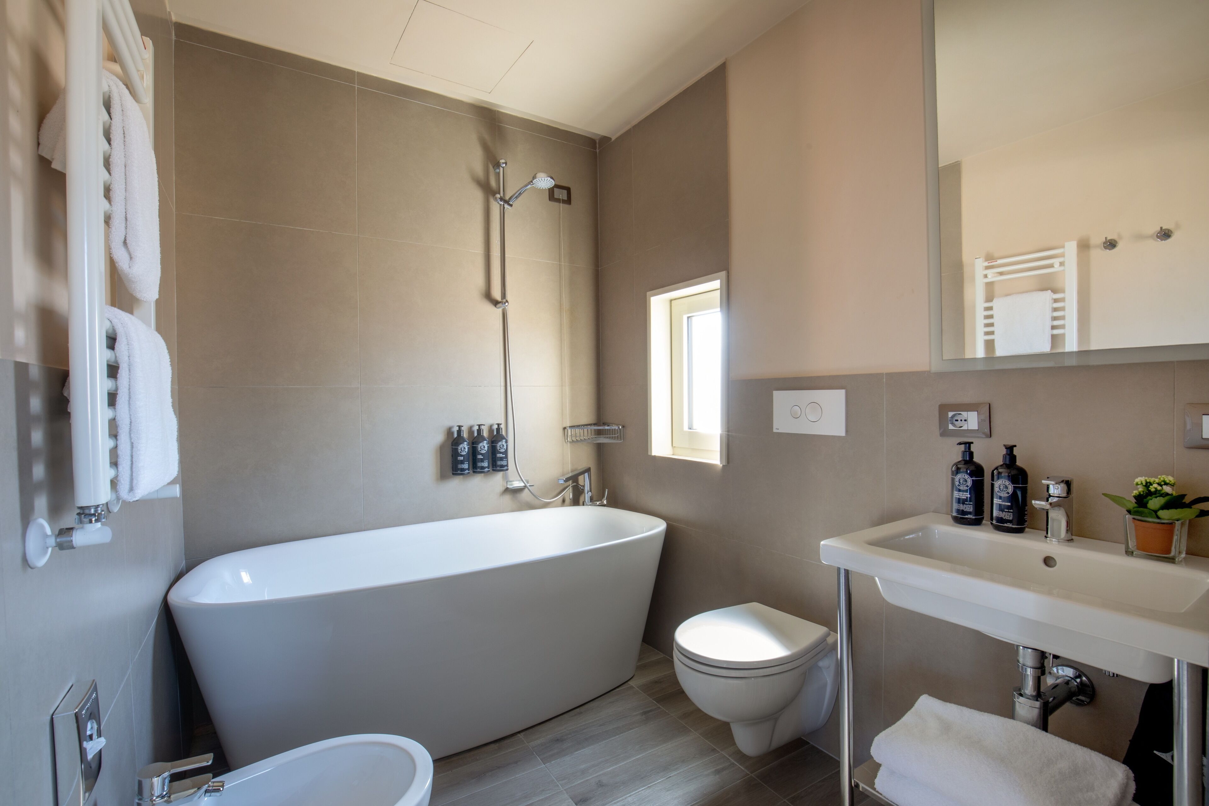 suite | bathroom | shower, eco-friendly toiletries, hair dryer, towels