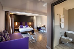Suite | Minibar, safe på rommet, skrivebord og lydisolert