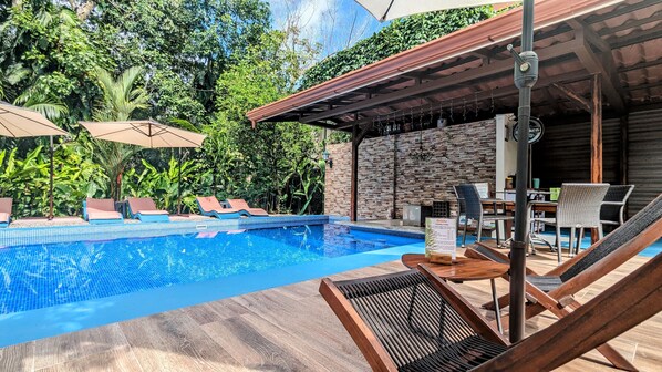 Outdoor pool, open 7:30 AM to 9:00 PM, pool umbrellas, pool loungers - B&B Jardin de los Monos (Savegre)