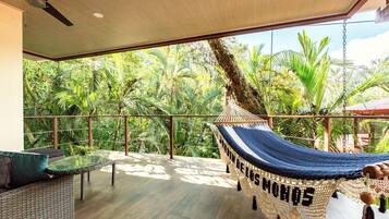 Sviitti, 1 suuri parisänky, patio, näköala puutarhaan | Näkymä puutarhaan