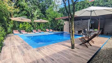 Piscine extérieure, parasols de plage, chaises longues